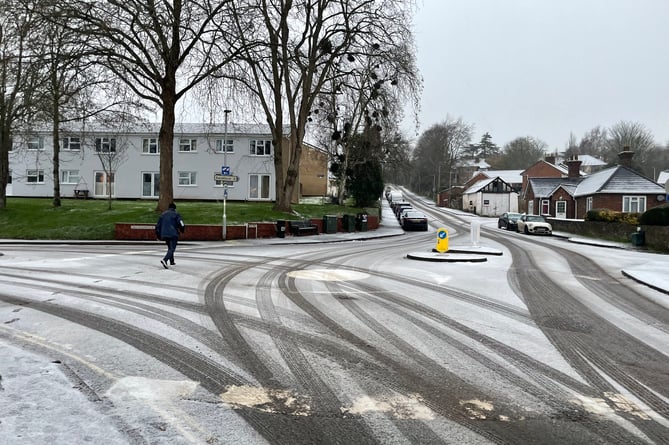 Snow made it difficult for motorists on Jockey Hill in Crediton this morning.  AQ 1959
