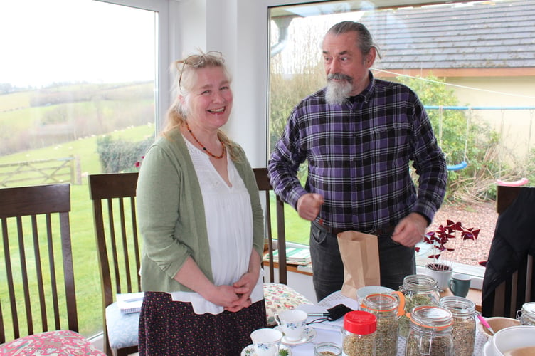 Devon Dowsers’ chairman Gwynn Paulett sharing a good joke with Ile Ashcroft.  SR 7145