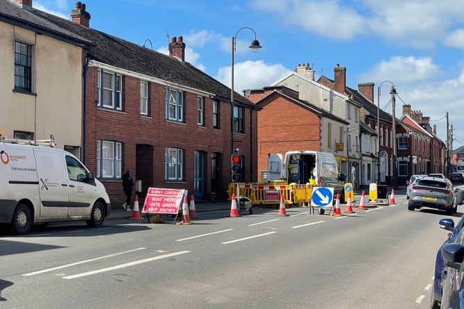 Work in Crediton High Street is causing long traffic queues.  AQ 5620