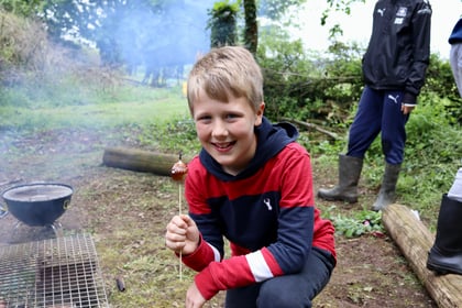 Primary pupils learn bushcraft skills 
