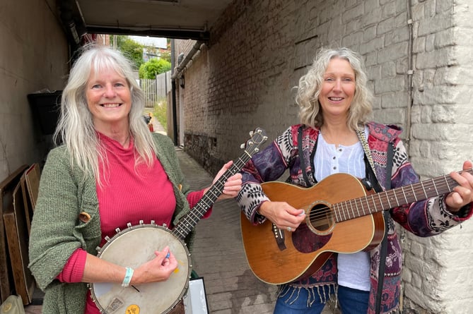 Busking in the alleyway at Once Read Bookshop.  AQ 5594
