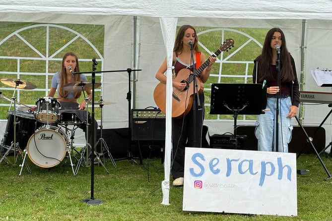 Seraph entertained the large crowd at the event.  AQ 7436