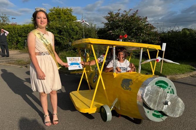 Alan and Georjie Webber made a plane from recycled materials and papier mache, pictured receiving their second certificate from the Carnival Queen Belle Tonkin (11).  AQ 8693
