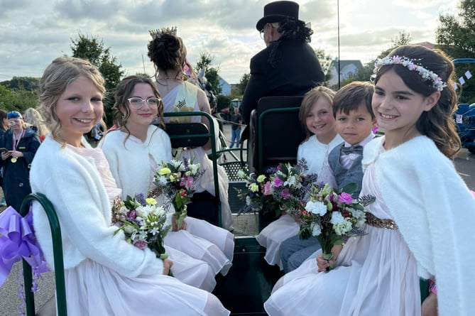 The Carnival Queen’s five attendants, Erin, Bertie, Izzy, Molly and Grace rode in the horse drawn carriage for the procession.  AQ 8666
