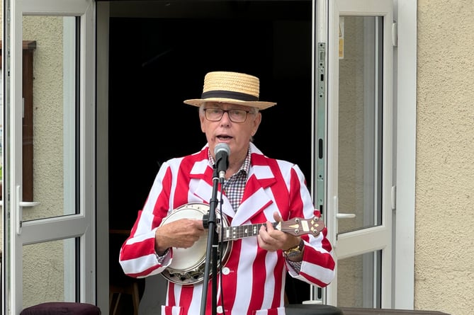 Brian Poole entertained at Morchard Bishop Vintage Rally and Family Fun Day.  AQ 8998
