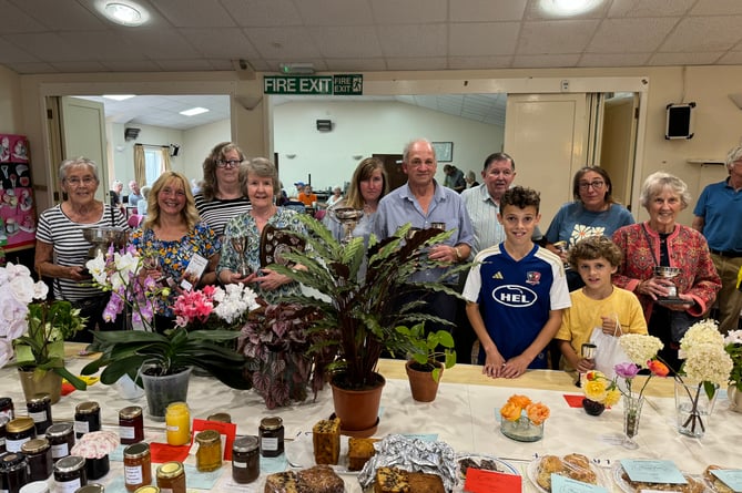 Sandford Summer Show trophy winners and Tony Wright, President, who presented the awards.  AQ 1528
