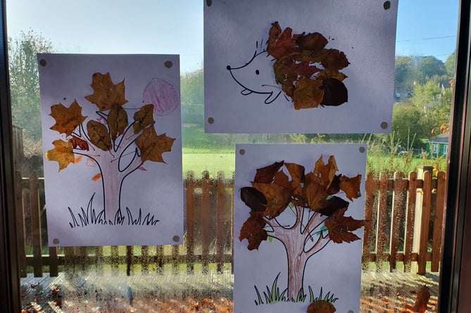 There will be a free autumn leaf craft drop-in session on Friday, November 1