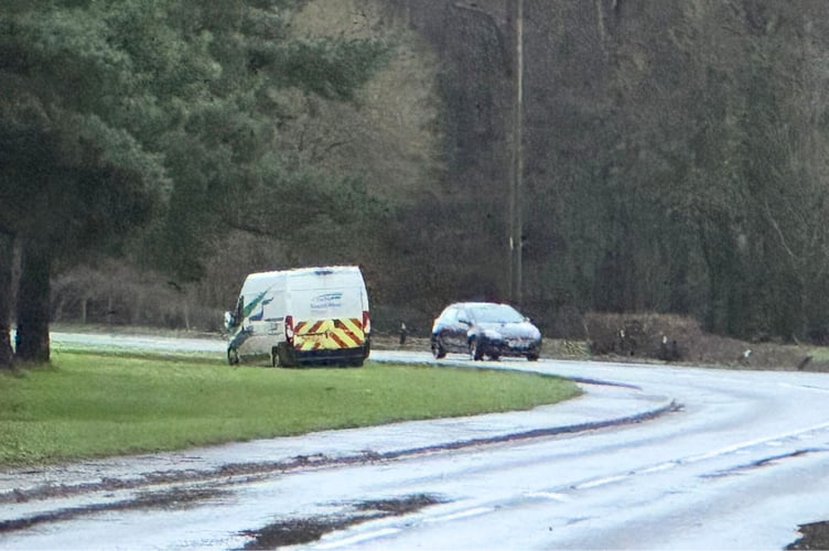 Vehicles on the A377 at Ladds near Crediton