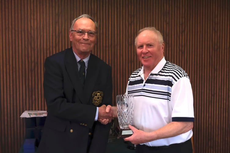 Seniors Captain Peter Blinkhorn presented Nick Bromell with the David Moss Vase.
